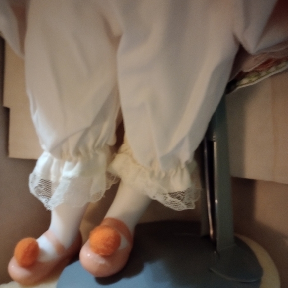 VINTAGE Franklin Heirloom Porcelain Doll Gretel - Picture 3 of 3